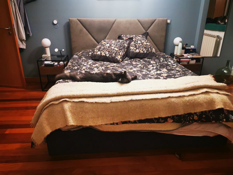 Cama e mesas de cabeceira