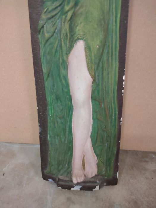Placa em gesso de figura feminina em relevo.