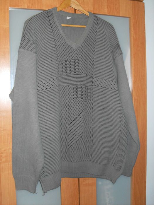 Swetr szary w serek XXL