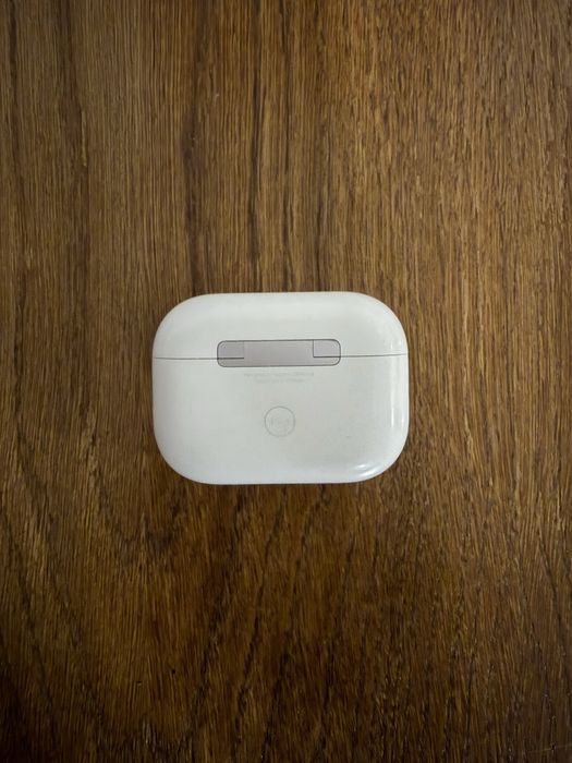 Sluchawka prawa i stacja ladujaca aripods pro 2