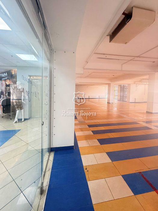 Фасадне комерційне приміщення 222 м² у ТЦ біля метро Житомирська!