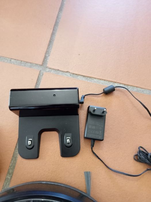 Aspirador robot com comando, quase novo por pouco uso.