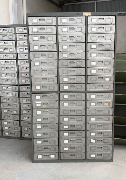 Armário de metal com 52 gavetas