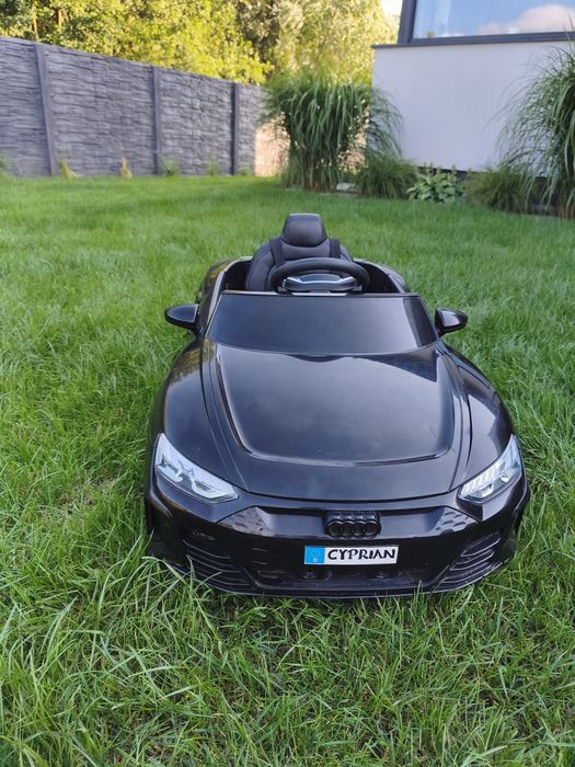 Auto Audi na akumulatory