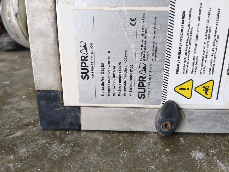 Ventilador industrial e tubos chaminé