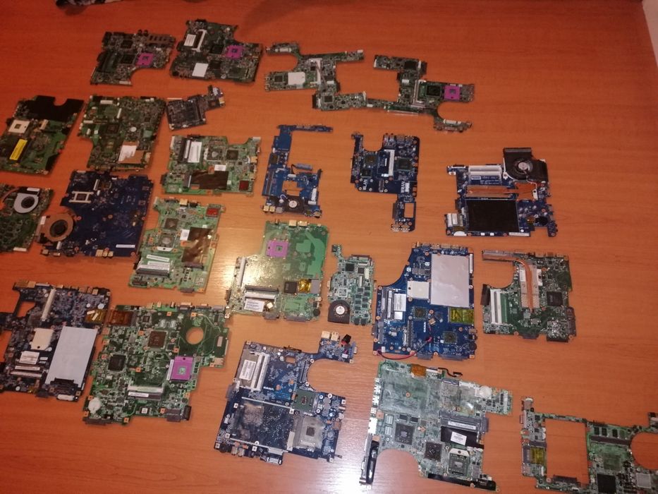 Caixa com diversas placas principais423160742224875521