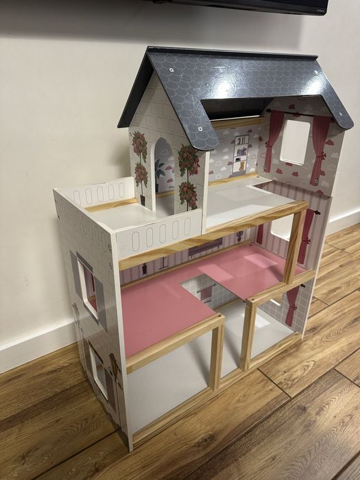 Дитячий деревʼяний будинок для ляльок