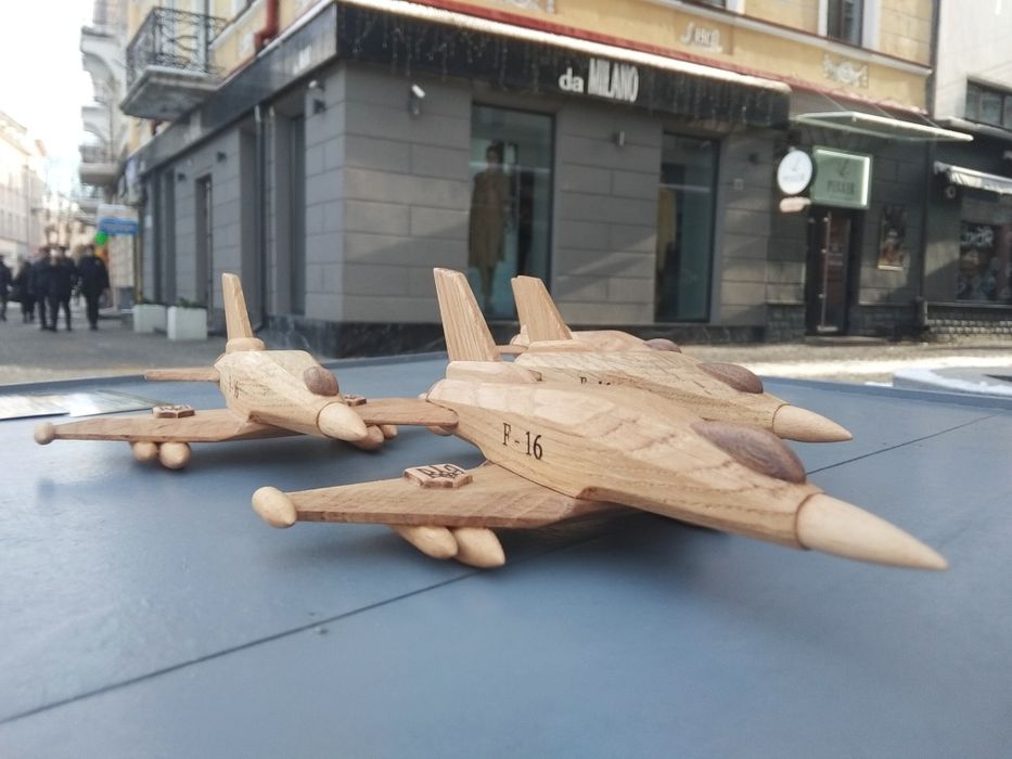 Сувенір з дерева ,,Літачок F-16''