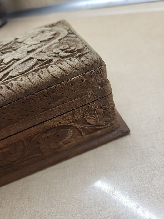 Вінтажна різьблена дерев'яна скринька