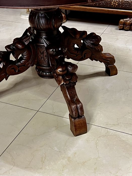 Антикварний овальнийдубовий обідній стіл на 4-х ніжз грифонами.Франція