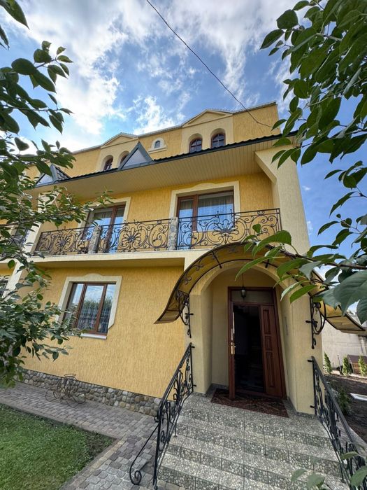 Оренда будинку з паркомісцем