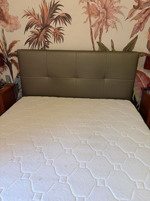 Cama de casal  com estrado e colchão
