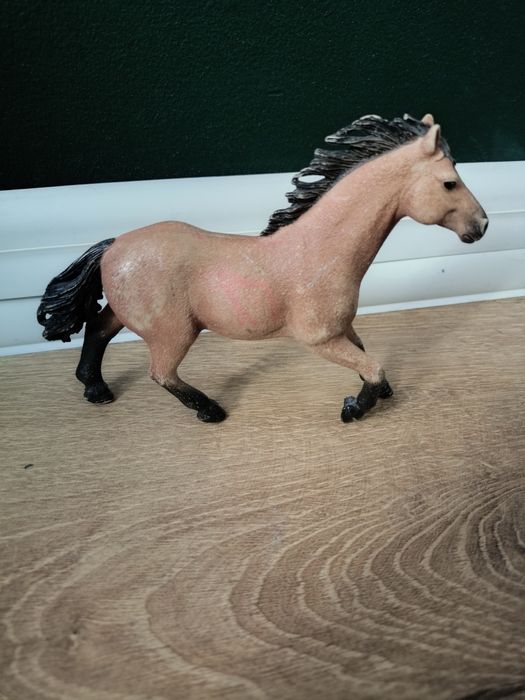 figurka konia ogier