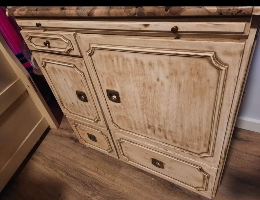 Móvel rústico com espelho com muita arrumação