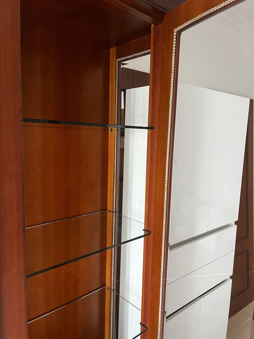 Cristaleira em madeira maciça com portas de vidro – excelente estado