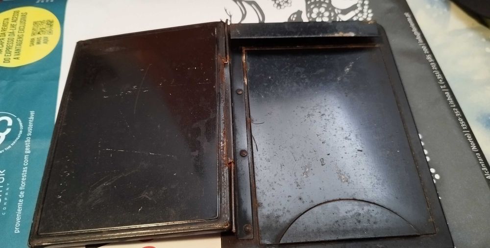 Suporte antigo chinês em metal, para bloco de notas.