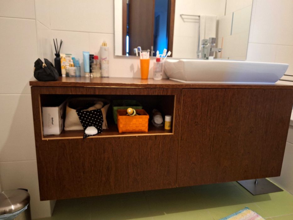 Móvel de casa de banho e espelho