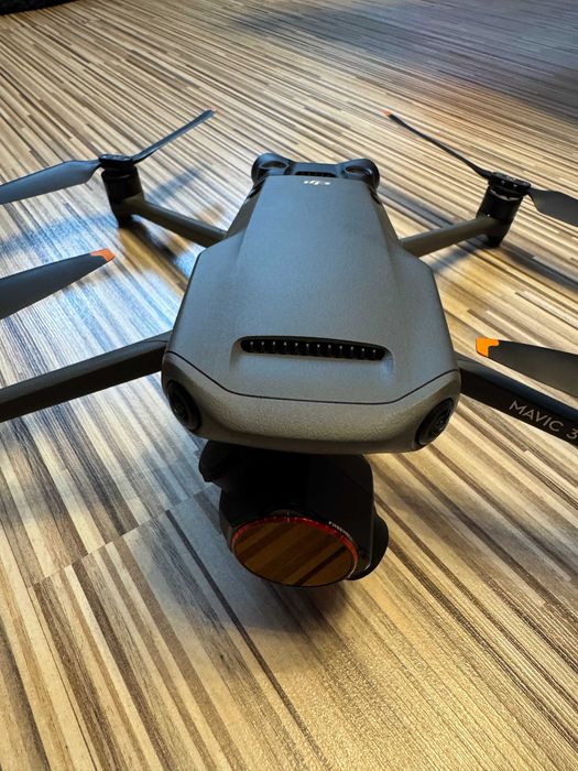 Dron DJI Mavic 3 Classic z akcesoriami.