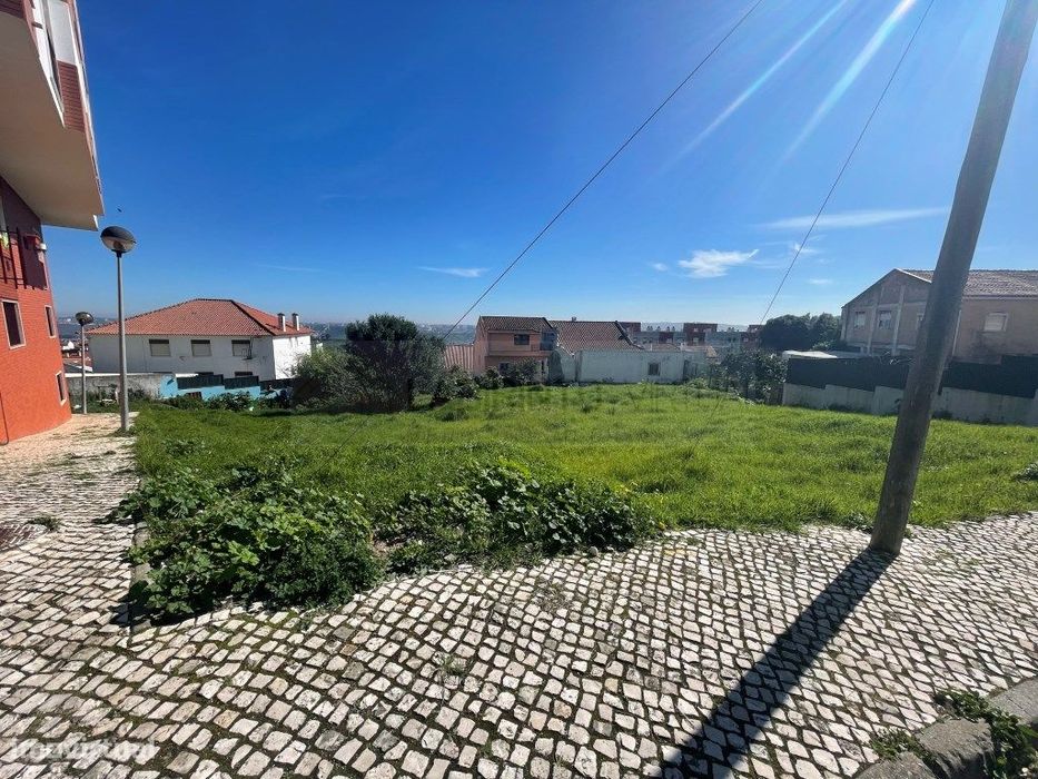 Vende-se Terreno para construção no Casal da Mira, na Amadora — Mina De Água, Lisboa