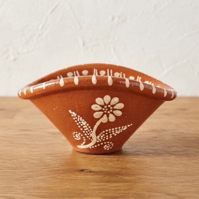 Clay rice cooker, curved pot, or artisanal clay bowl