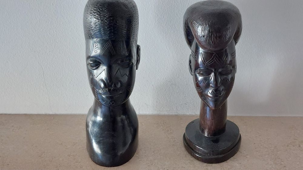 Par de Bustos Africanos em Madeira Entalhada – Estado Irrepreensível