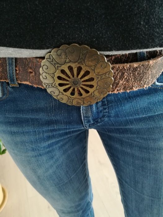 Pasek skórzany z ozdobną klamrą