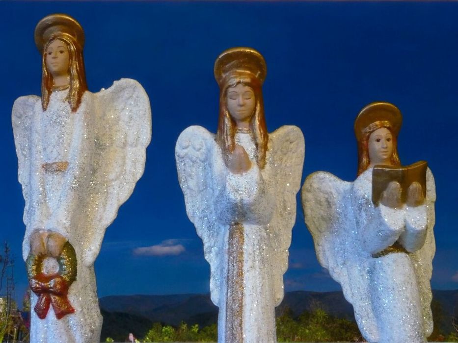 Três Anjos Altos Estilizados