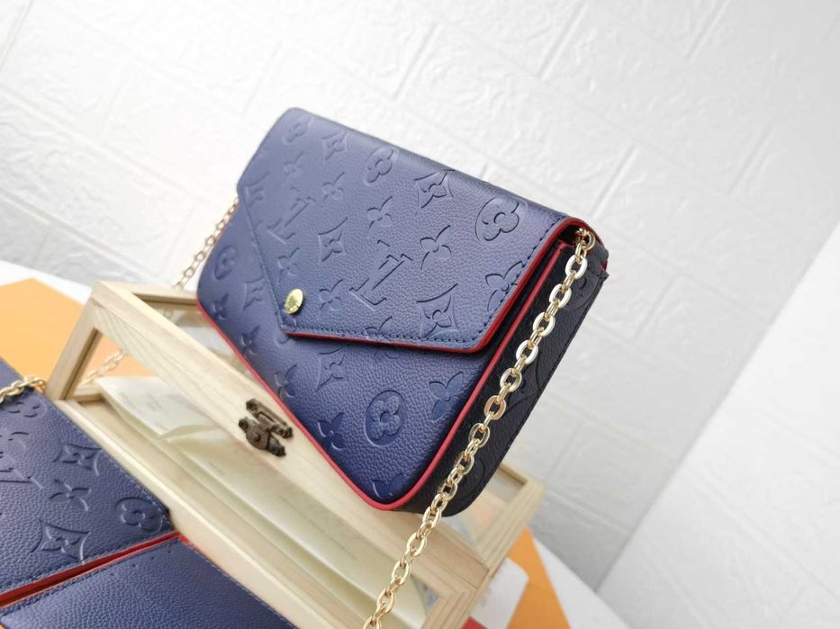 Torebka na ramię w ciemnoniebieskim kolorze z łańcuchem