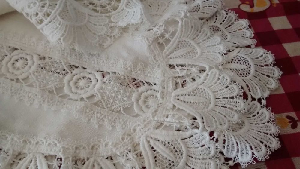 Naperon de mesa de sala em linho .