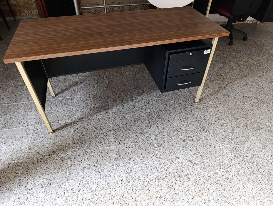 Secretária mais cadeira