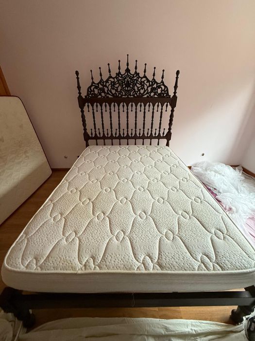 Cama de casal de madeira (estilo antigo)