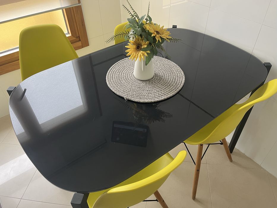 Mesa tampo vidro preto e 4 cadelras