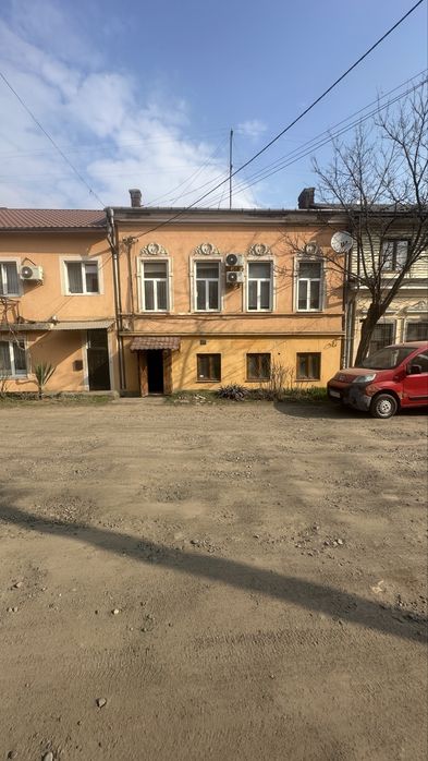 Продаж; Чернівці; приміщення; під ремонт; поряд з центром;