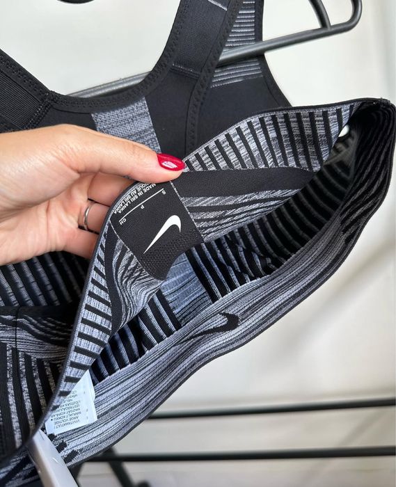 Спортивний топ бра Nike