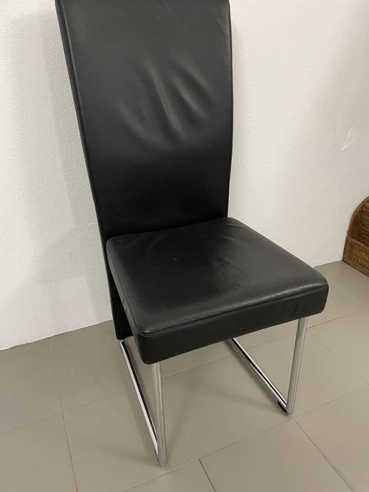 Cadeira em pele preta, costas altas