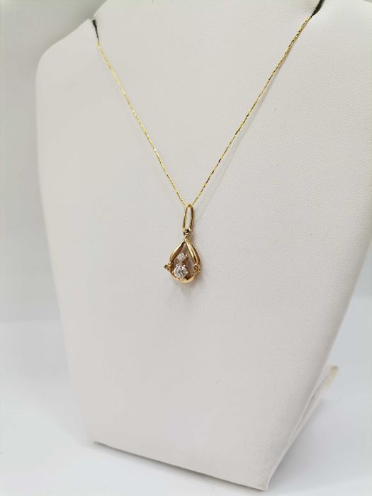 Złota zawieszka z cyrkoniami.