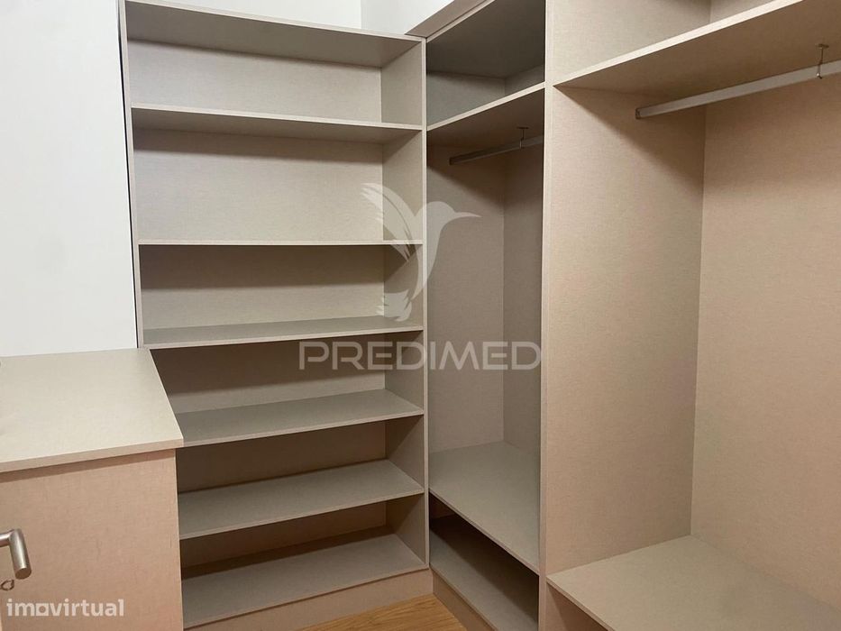 Arrenda-se T2 remodelado com garagem em Montes Burgos