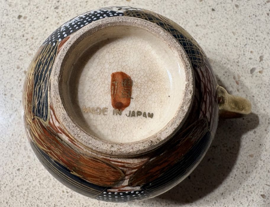 Lindissima antiga chávena japonesa Satsuma pintada à mào e assinada