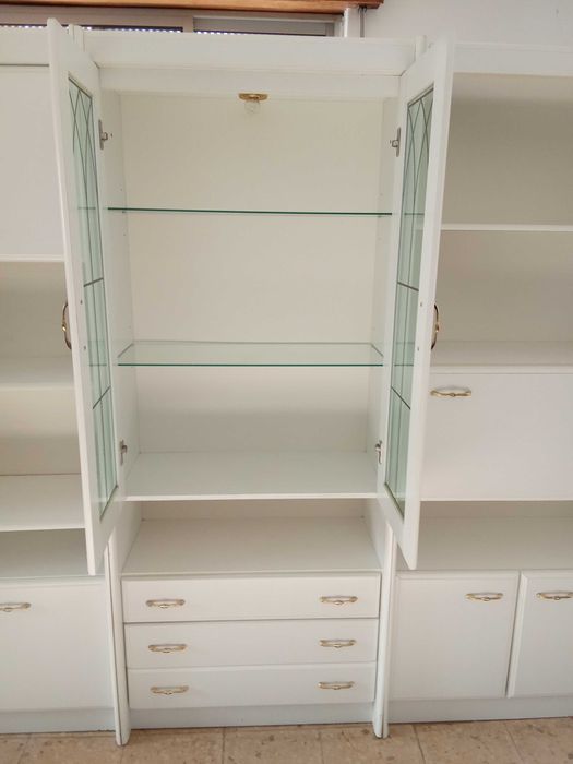 Vendo Móvel de Sala / Estante Clássica com Vitrine