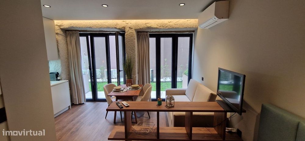 Apartamento T0 + Logradouro, Novo, Mobilado e Equipado