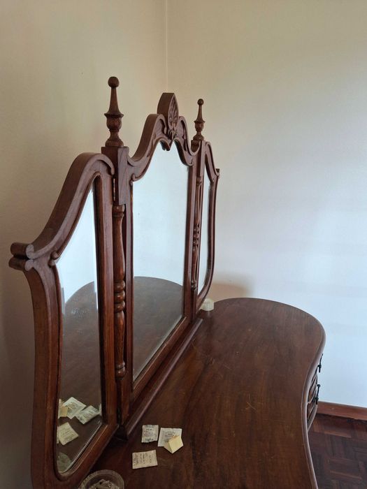 Toucador antigo em madeira com espelho formato feijão