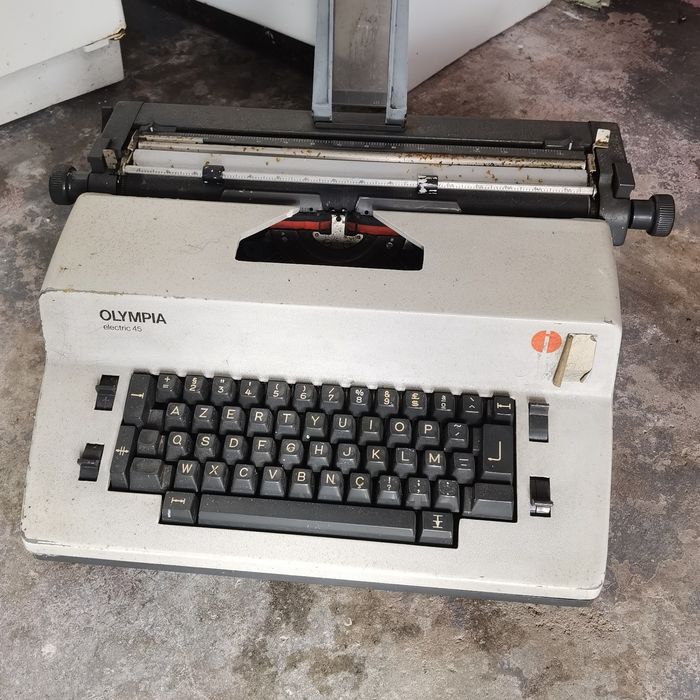 Máquina de escrever antiga Olimpia Elétric