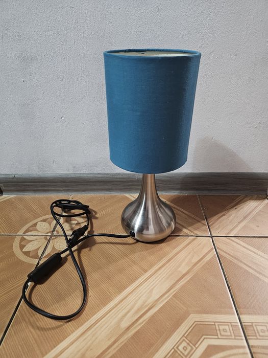 Стильна настільна лампа в мінімалістичному стилі Арт-деко.