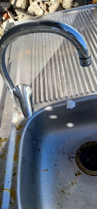 Banca com torneira misturadora