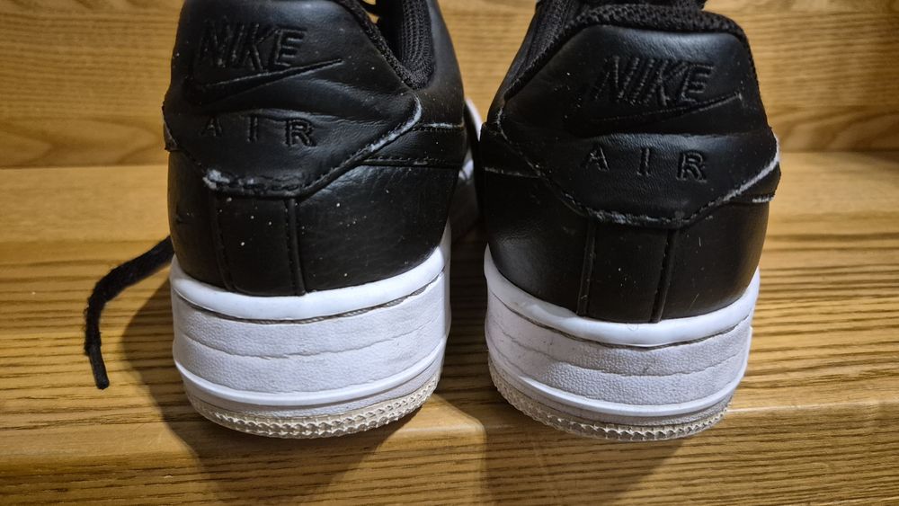 Nike air force 38. 5 skórzane
Zapiętki wytarte
