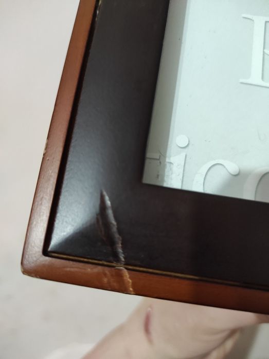 Album na zdjęcia w drewnianym pudełku.