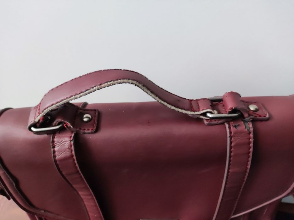 Bordowa listonoszka House