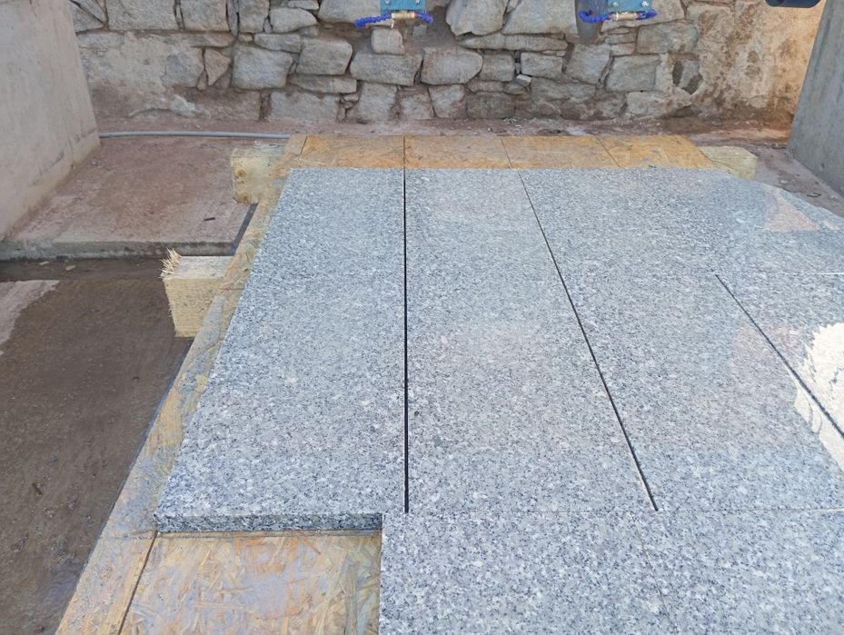 Mar -Granit. Producent kostki granitowej elementów ciętych surowo lupa