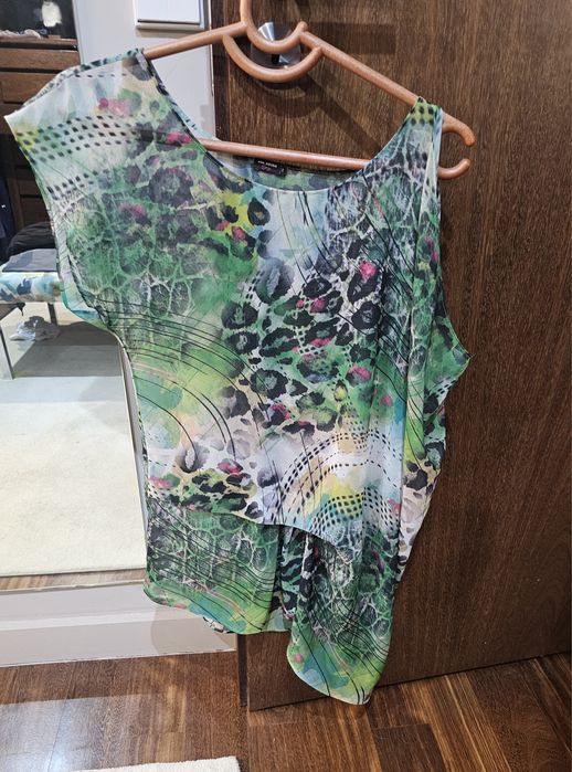 Blusa sem manga e assimétrica