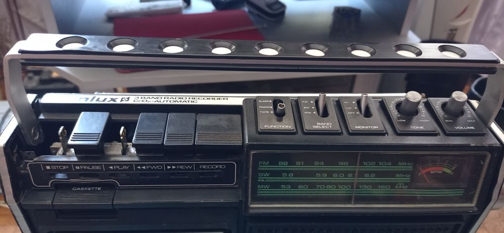 Продам касетну магнітолу Finlux